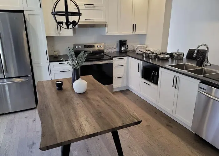 Free Parking, Beautiful 4 1/2- 2 Bedroom Apartment
